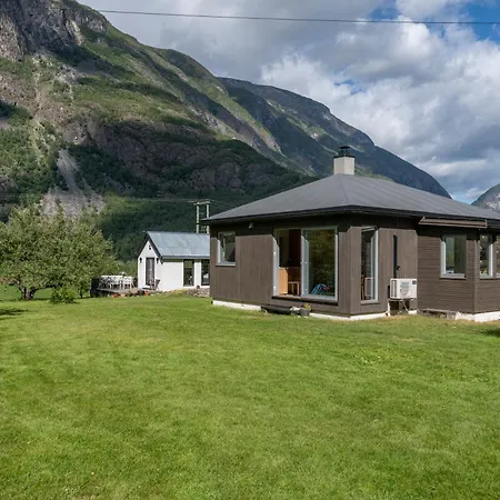 Dom wakacyjny Jordeplegarden - Part Of A Farm - Two Buildings - Close To Flam Lærdalsøyri