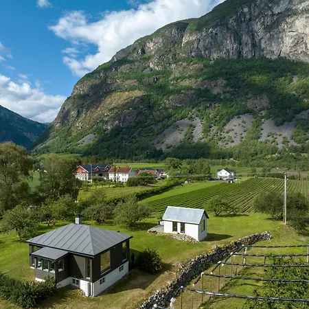 Feriehus Jordeplegarden - Part Of A Farm - Two Buildings - Close To Flam