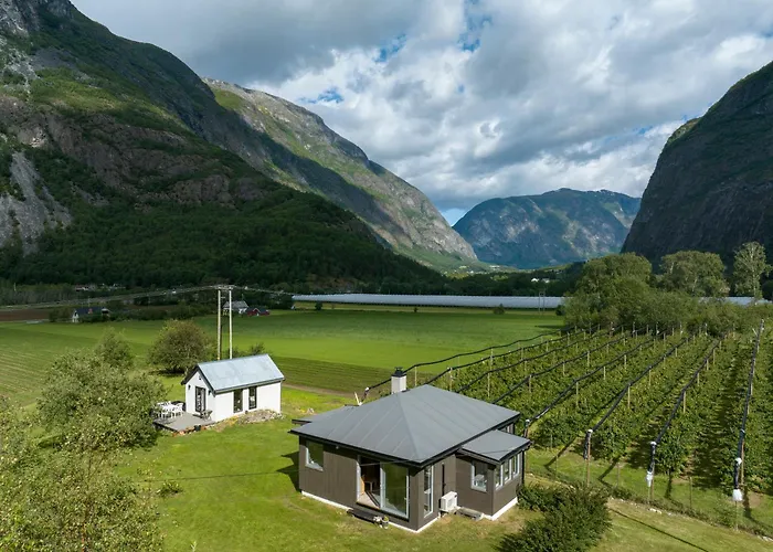 Dom wakacyjny Jordeplegarden - Part Of A Farm - Two Buildings - Close To Flam