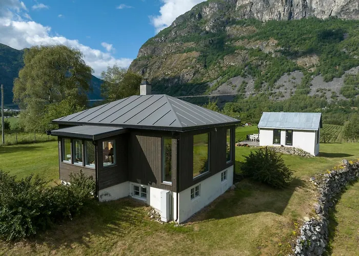 Dom wakacyjny Jordeplegarden - Part Of A Farm - Two Buildings - Close To Flam *