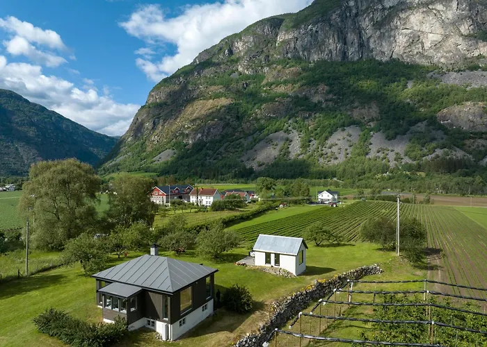 Dom wakacyjny Jordeplegarden - Part Of A Farm - Two Buildings - Close To Flam